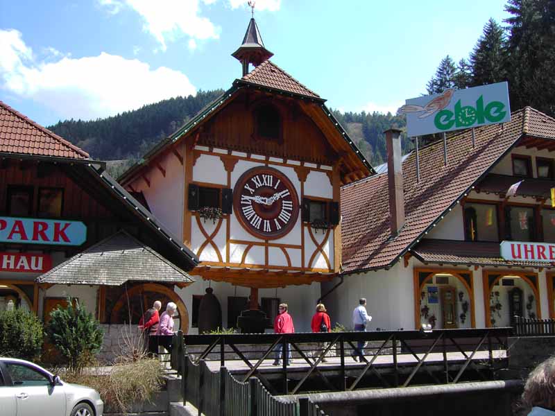 eine der weltgrössten Kuckucksuhren (bei Triberg/Schwarzwald)