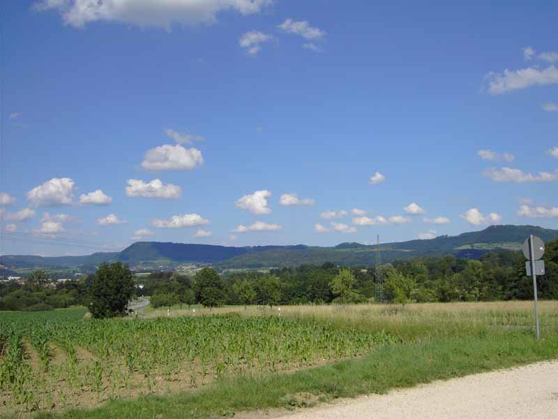 links der Mitte der Messelberg, rechts der Hohenstein - vorne (li.) die Stadt Süssen, hinten (mitte) Donzdorf