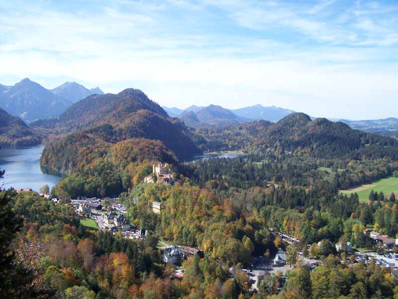 Blick aus dem Märchenschloss Neuschwanstein - links Alpsee, mitte Hohenschwangau, rechts Schwansee