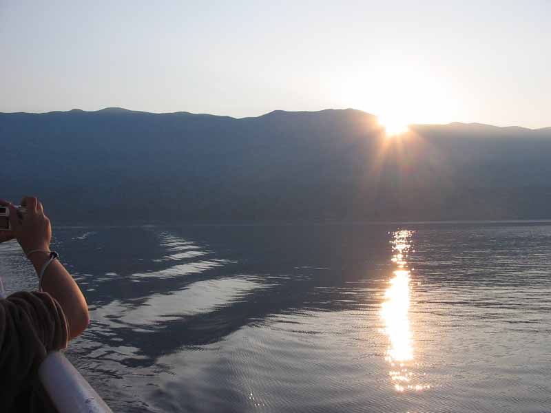 Sonnenaufgang während der Fährüberfahrt