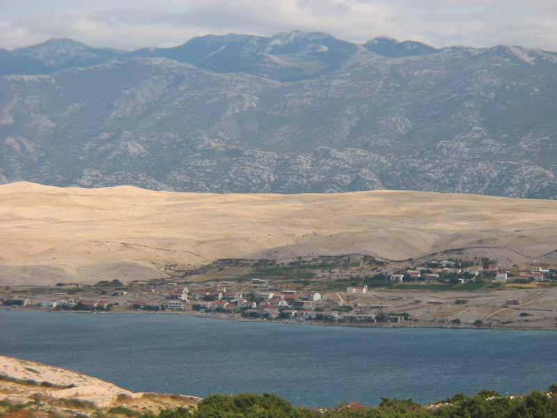 Pager Bucht - im Hintergrund das Velebit-Gebirge