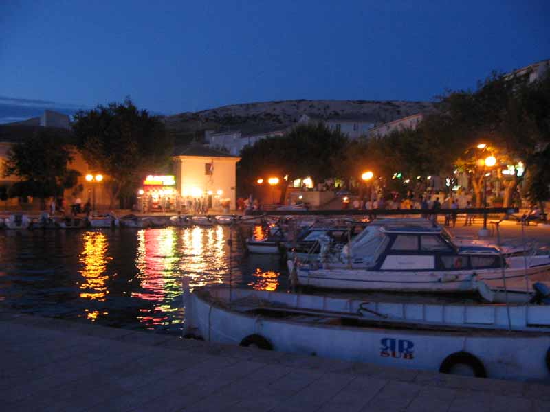 Hafen der Stadt Pag am Abend