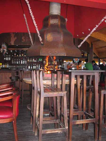 Offenes Feuer unter Glocke im Lokal