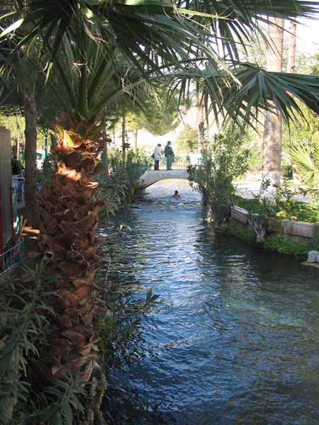 Das Thermalquell-Schwimmbecken in Pamukkale