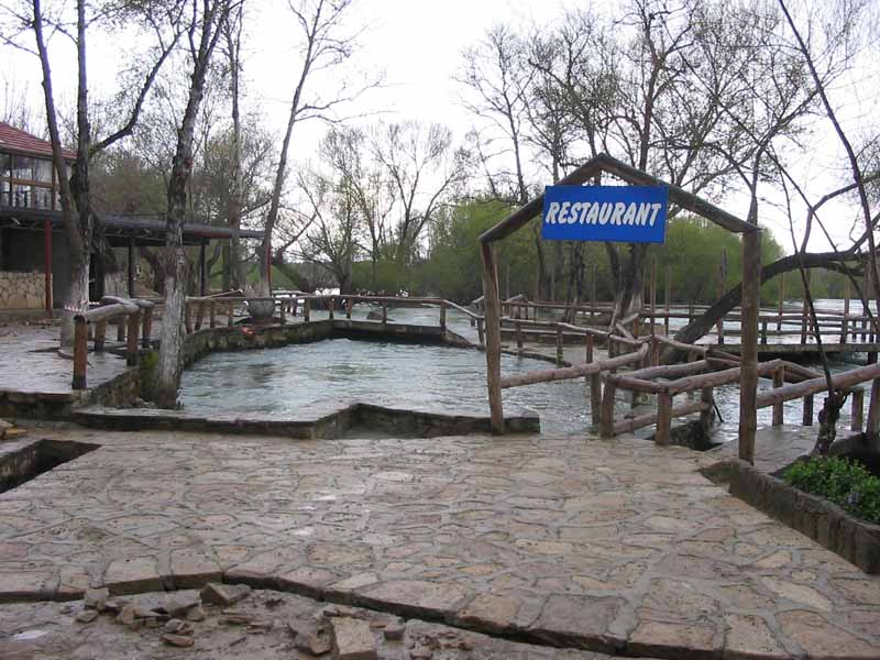 Restaurant im Fluss Manavgat - im März