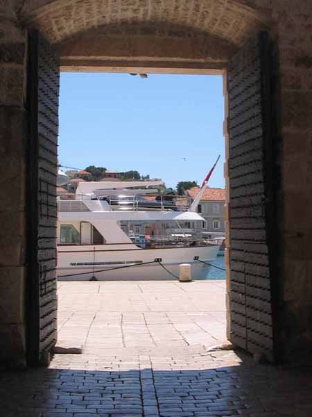 Blick aus der Stadt auf die Hafen-Promenade