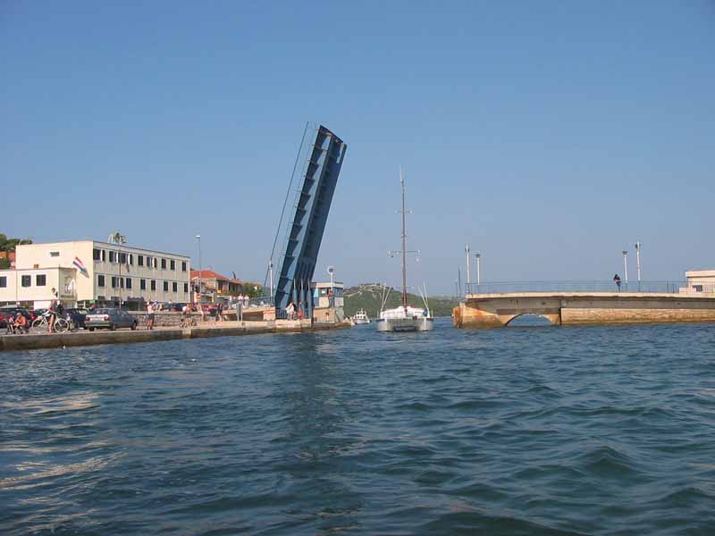 Zweimal am Tag dürfen die Boote die Brücke passieren