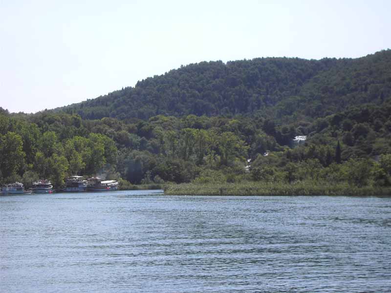 Viel Betrieb im Nationalpark - im Hintergrund die Krka-Fälle