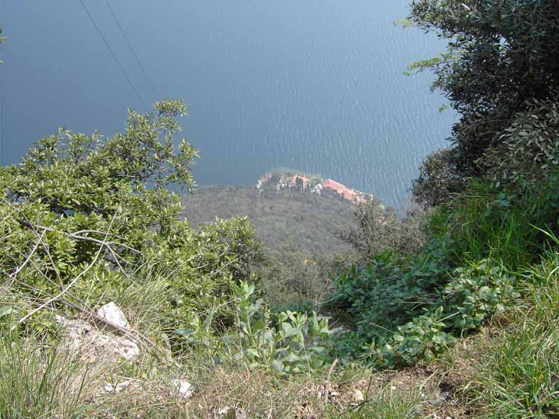 Tiefblick von der Strasse hoch zur Ebene von Tignale