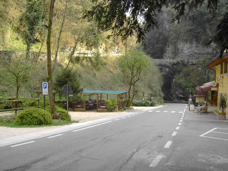 Strasse von Tremosine nach Limone - auf der Brücke fährt man über die gerade vorher befahrene Strasse