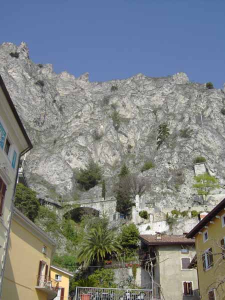 Partie in Limone - auf der Brücke in Bildmitte verläuft die Uferstrasse