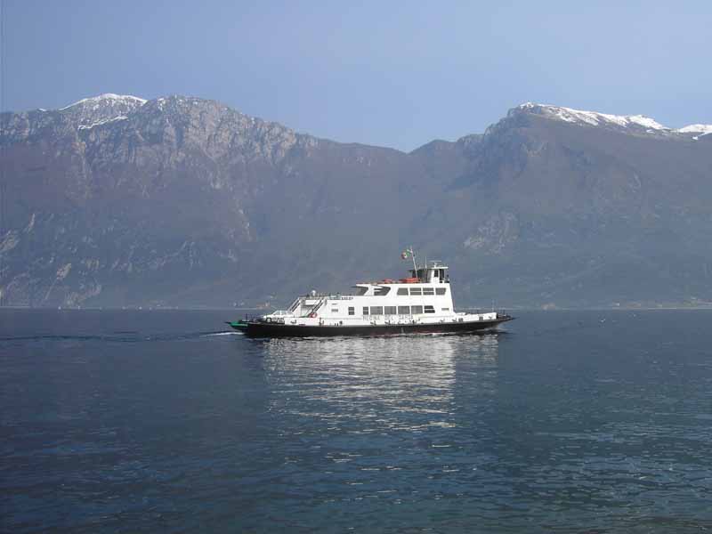 die Autofähre Limone - Malcesine mit dem Namen Regina di Garda (Königin des Gardasees)