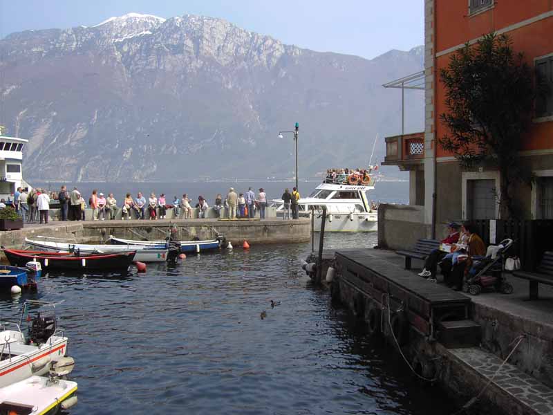 der alte Hafen von Limone - gegenüber der Höhenzug des Monte Baldo