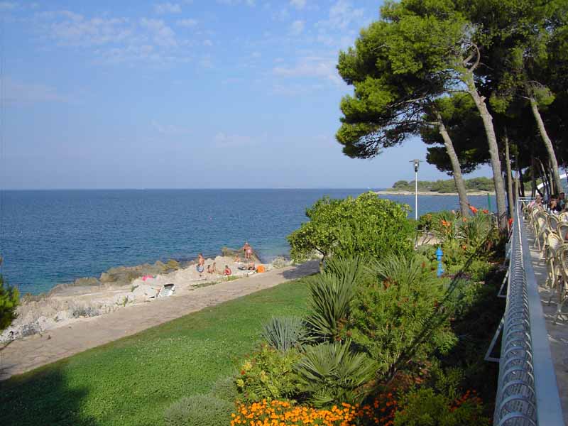 Blick von der Speiseterrasse am Morgen auf den Strand
