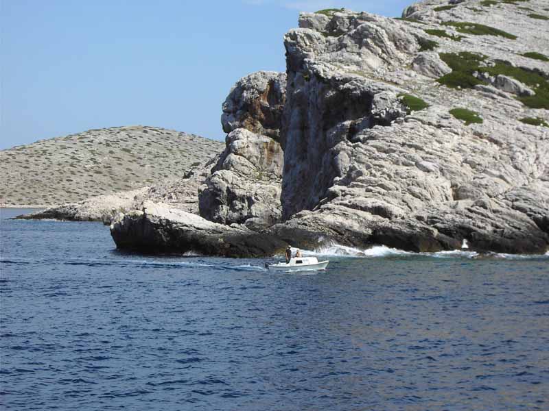 Klippen an der Seite zum offenen Meer