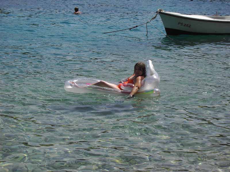 Daniela macht es sich im Wasser bequem