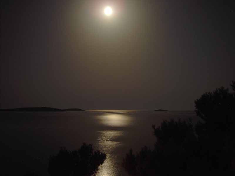 Vollmond über dem Meer