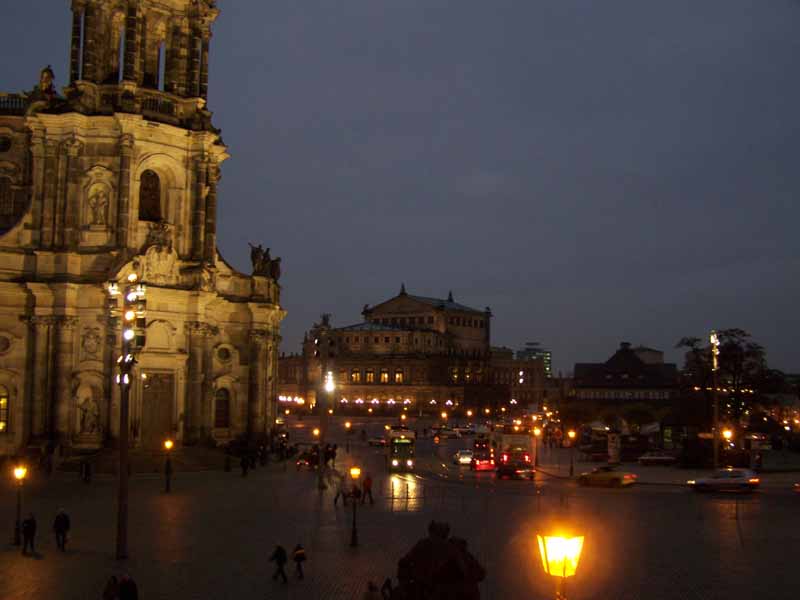 in der Bildmitte die Semperoper