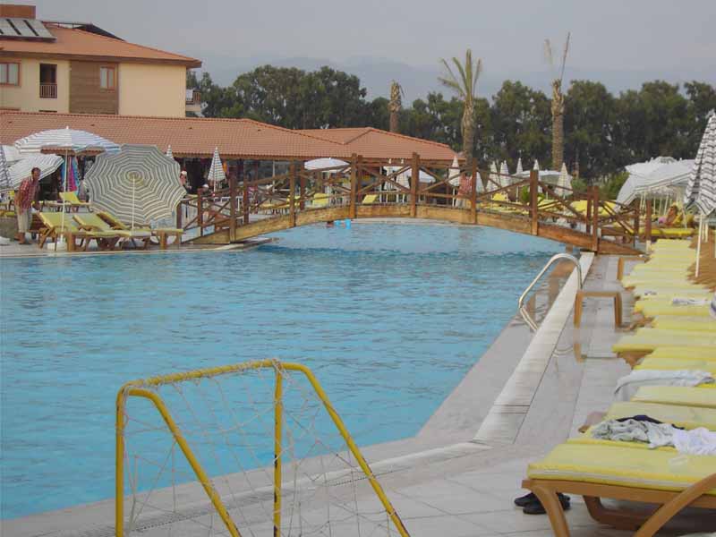 der Hotelpool mit Brücke