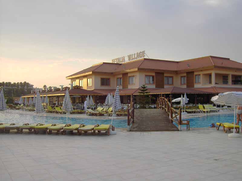Hotelpool mit Speisegebäude