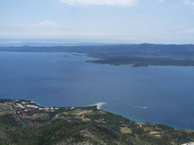 Strand von Bol und Hvar, im Hintergrund Peljesac