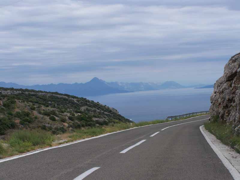 Strasse auf der Insel, gegenüber zieht das Festland gen Süden