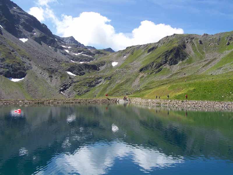 künstlicher See - dient als Wassereservoir für die Schneekanonen der Skifahrer