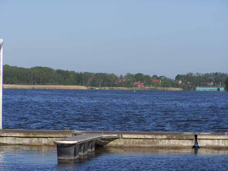 Steg der Marina in Rechlin - Blick über die kleine Müritz