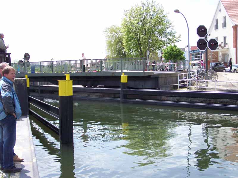 Die Drehbrücke in Malchow öffnet sich für die Schifffahrt