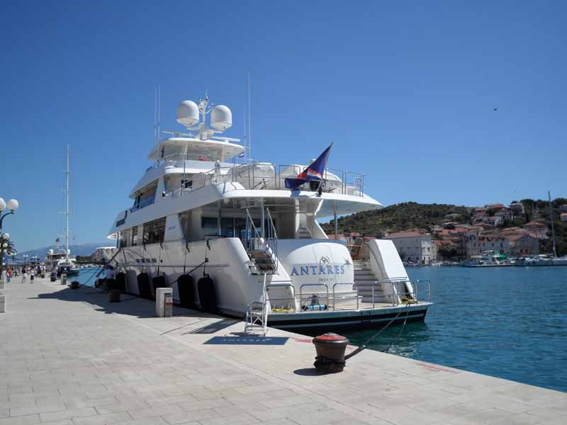 Promenade in Trogir - Yachten schauen