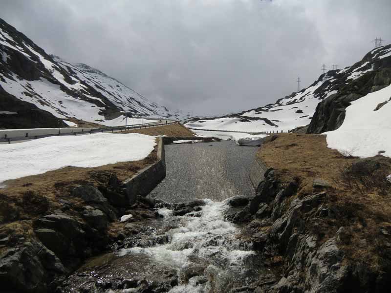 bei der Passhöhe des Gotthardpasses - 1. Tag nach der Wintersperre