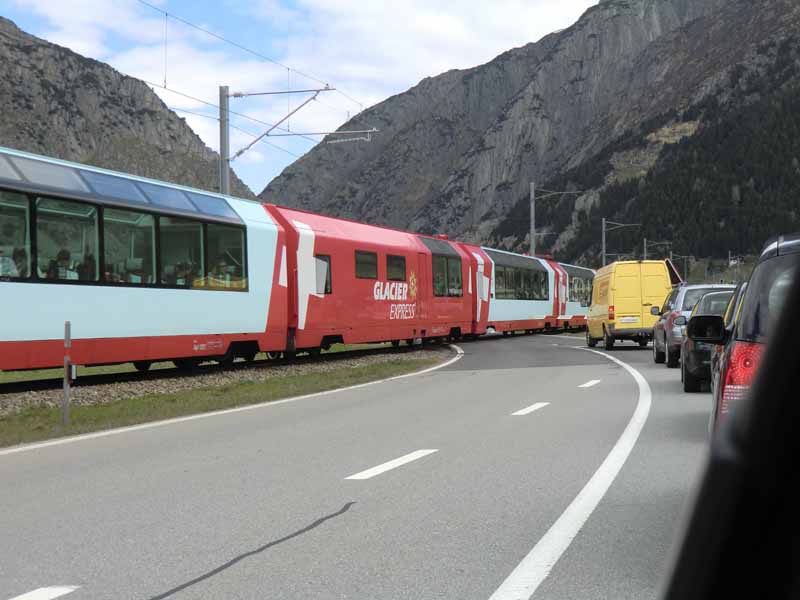 der Glacier-Express kreuzt unseren Weg