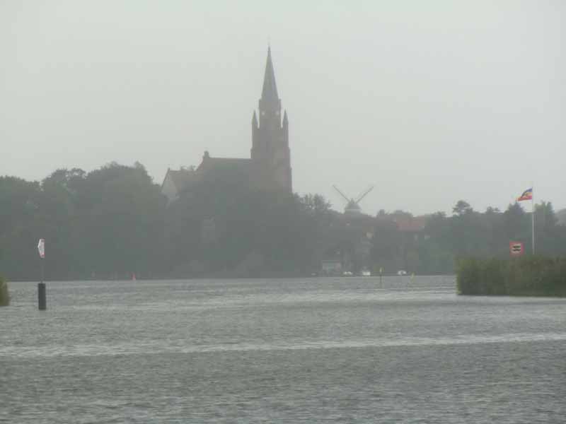 Einfahrt Stadthafen Röbel/Müritz - im Regen!