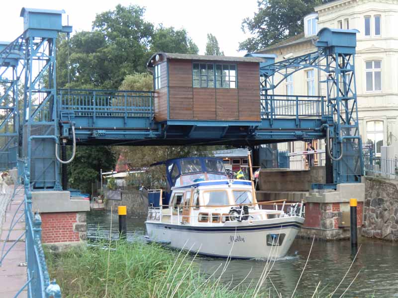 Die Brücke ist geöffnet für Durchfahrt von "Molly"