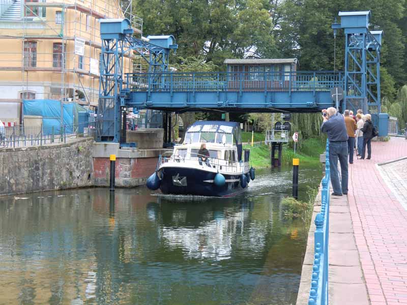 Die geöffnete Brücke in Gegenrichtung