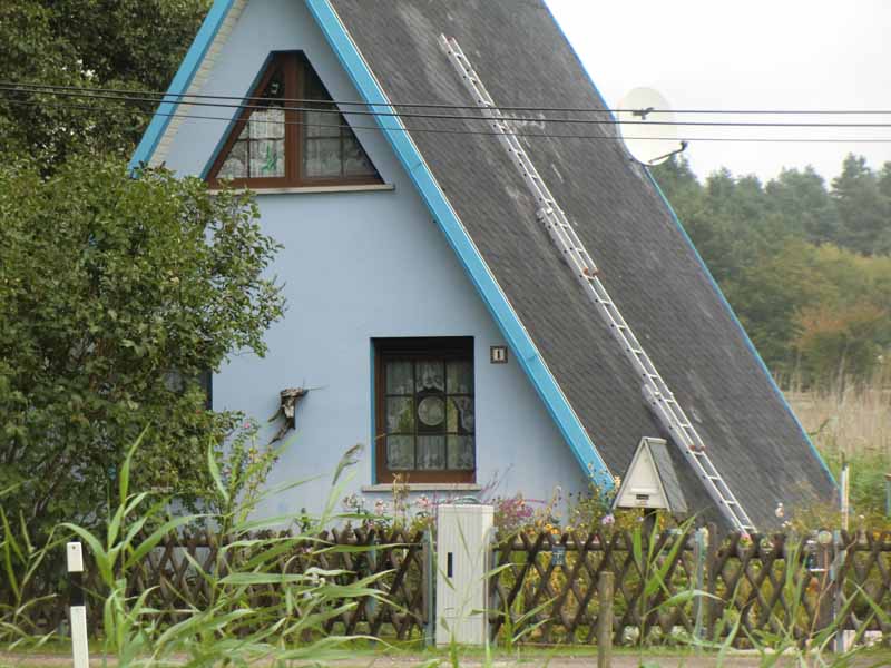 Briefkasten und Haus im gleichen Stil