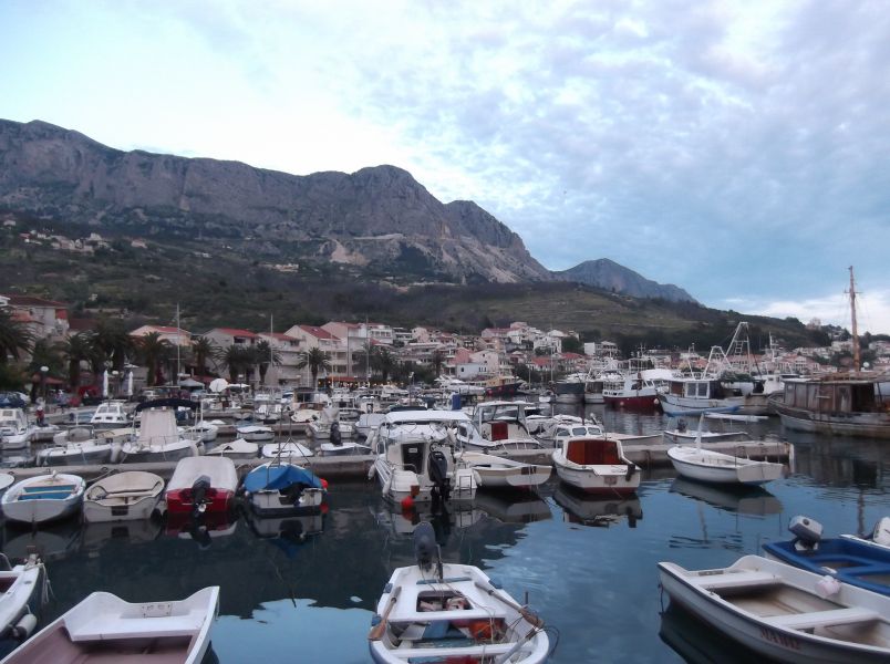 Podgora vor dem Biokovo-Gebirge