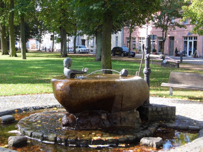 verspielter Brunnen
