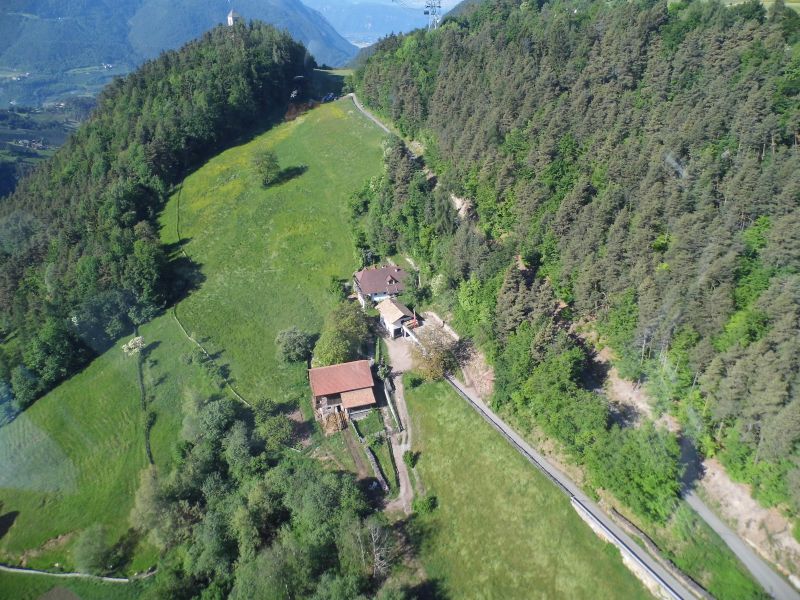 Tiefblick aus der Seilbahn Bozen-Oberbozen
