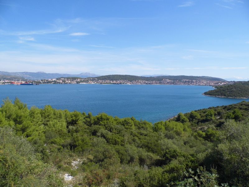 li. Trogir, rechts davon Okrug Gornji