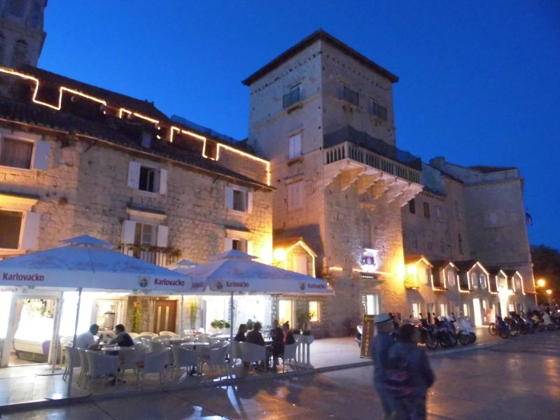Hafenpromenade am Abend