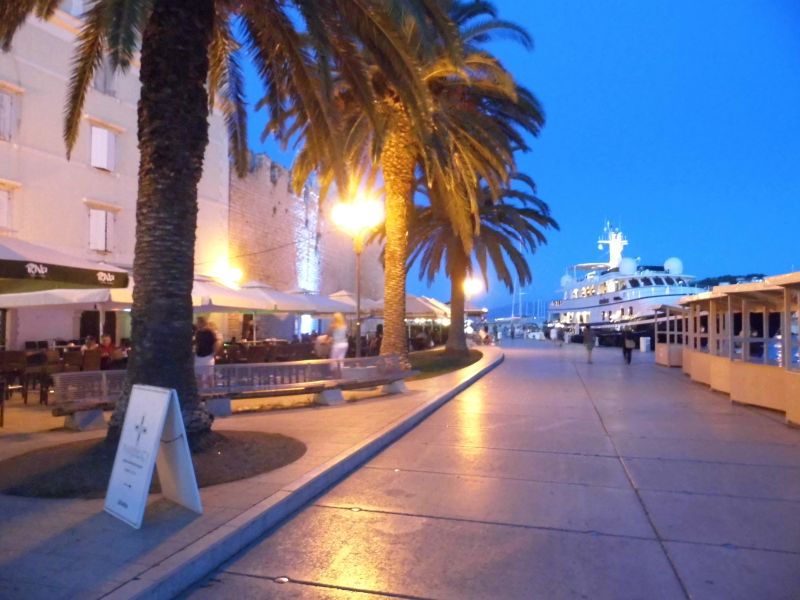 Hafenpromenade am Abend