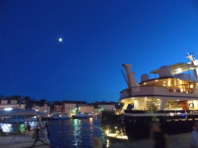 abends an der Hafenpromenade