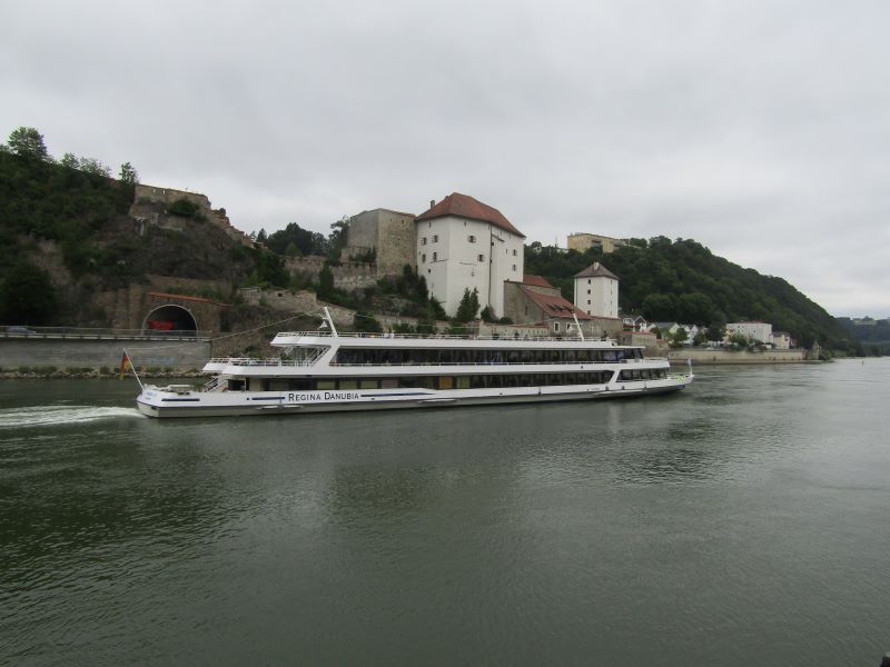 Ausflugsschiff auf der Donau
