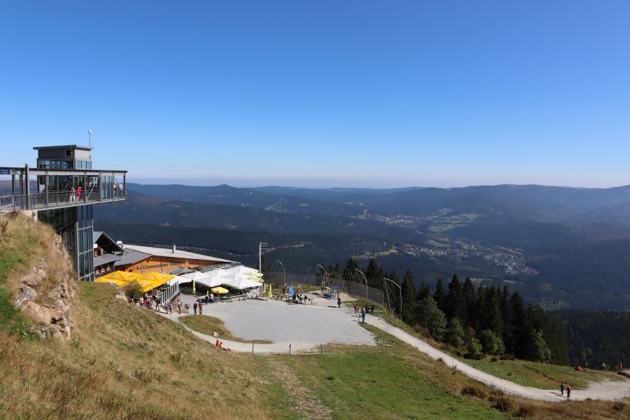 unten Bayerisch Eisenstein, Hintergrund ist tschechisches Gebiet
