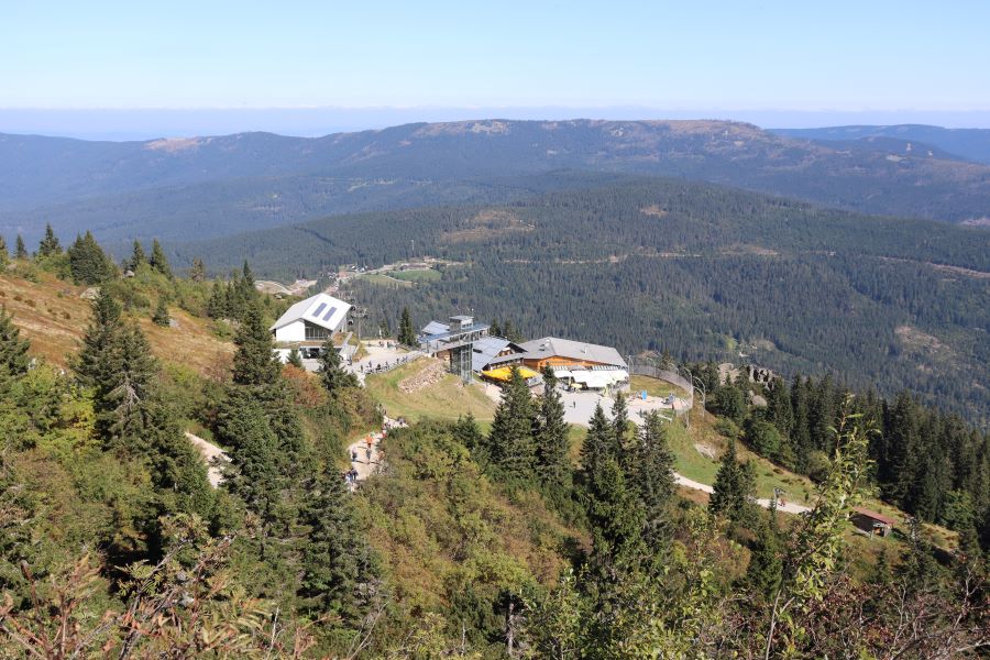 Bergstation der Seilbahn, von einem Nebengipfel gesehen