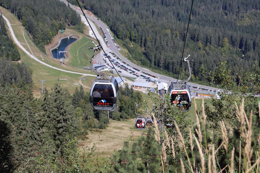 Tiefblick zur Talstation mit Parkplätzen