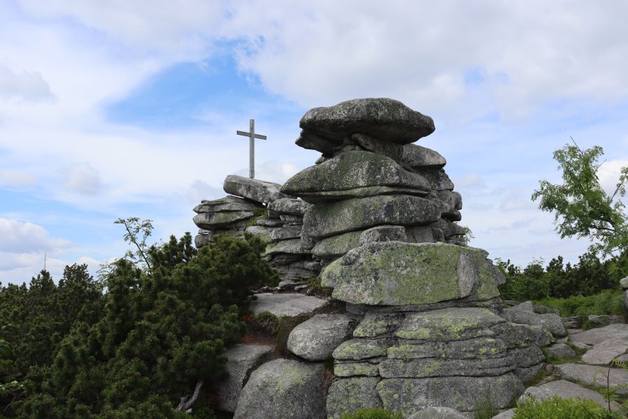 kleiner Felsgipfel nahe der Grenze
