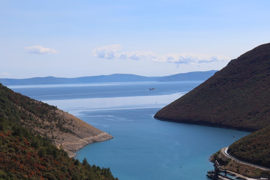 vorne der Fjord nach Plomin