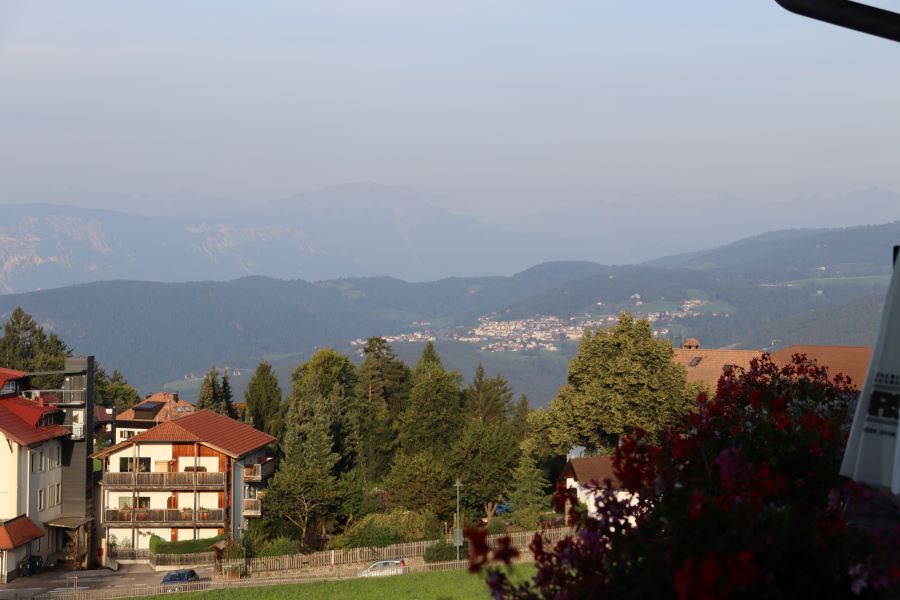 Blick über Sarn- (vorne) und Etschtal (vor den dunstigen Bergen)